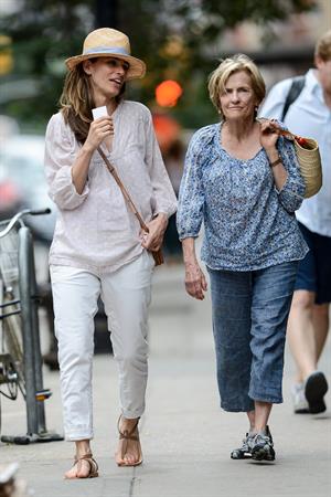 Amanda Peet - Out with her mom - August 25, 2012