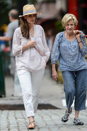 Amanda Peet - Out with her mom - August 25, 2012