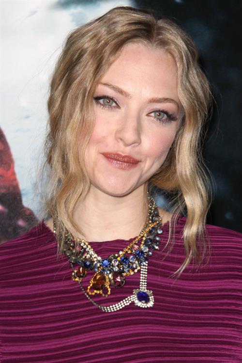 Amanda Seyfried Los Angeles premiere of Red Riding Hood at Graumans Chinese Theatre on March 7, 2011