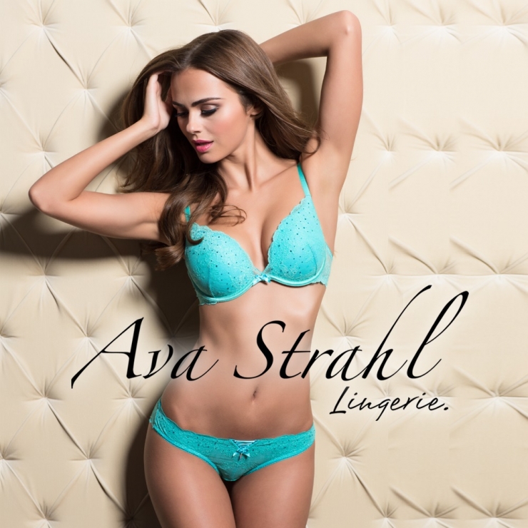 Xenia Deli in lingerie