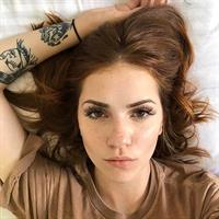 Karol Queiroz taking a selfie