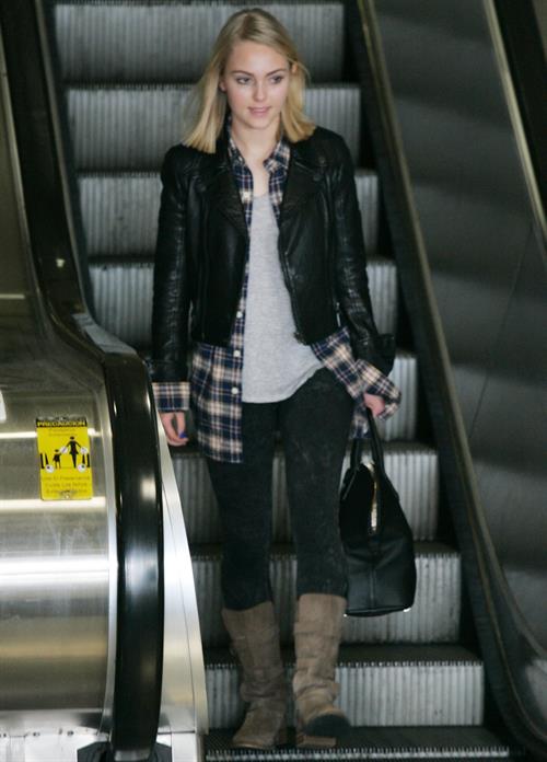 AnnaSophia Robb – at LAX Airport 1/12/13  