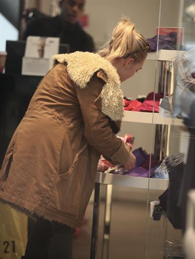 AnnaSophia Robb out shopping in New York City 12/21/12 