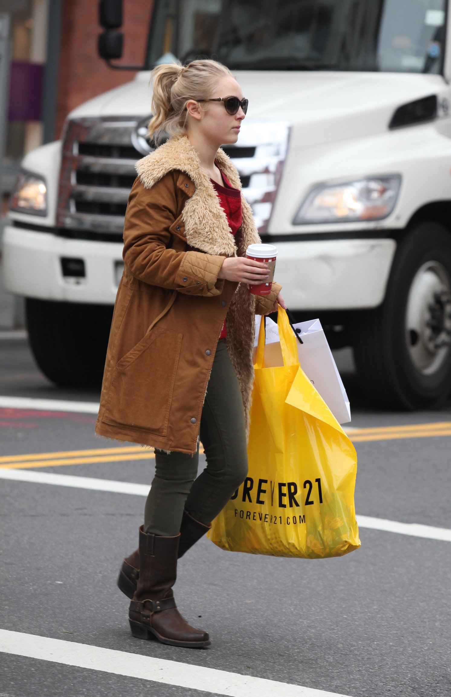 AnnaSophia Robb Pictures AnnaSophia Robb out shopping in New York City 12/21/12