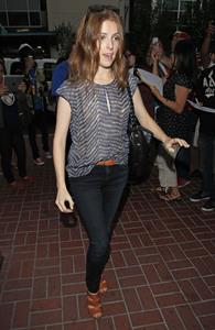 Anna Kendrick - Arrives LAX & greets fans heading to Comic-Con in San Diego (July 13, 2012)