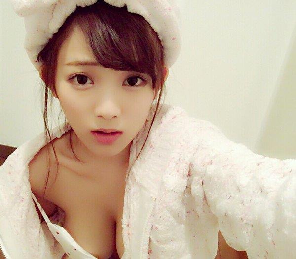 Jun Amaki taking a selfie