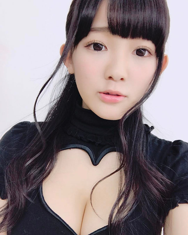 Jun Amaki taking a selfie