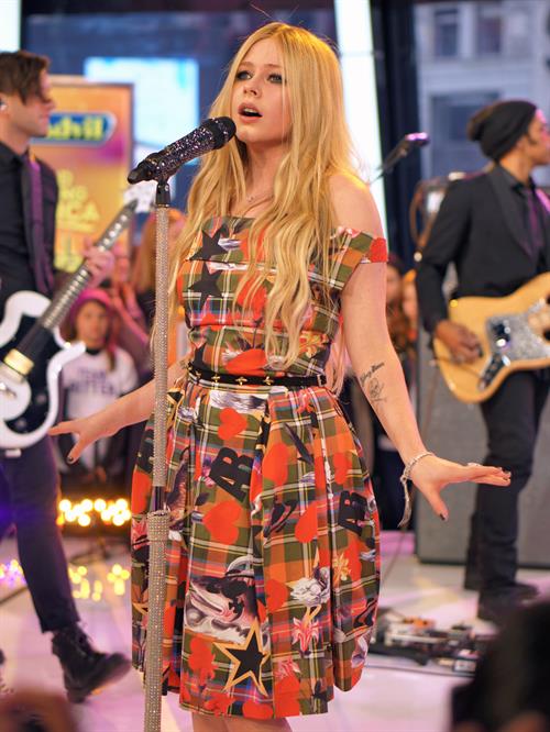 Avril Lavigne – “Good Morning America” NYC 11/5/13  