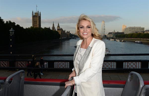 Britney Spears – sightseeing in London 10/15/13  