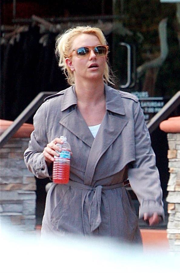 Britney Spears Heads to an appointment in Calabasas, California (November 17, 2012) 