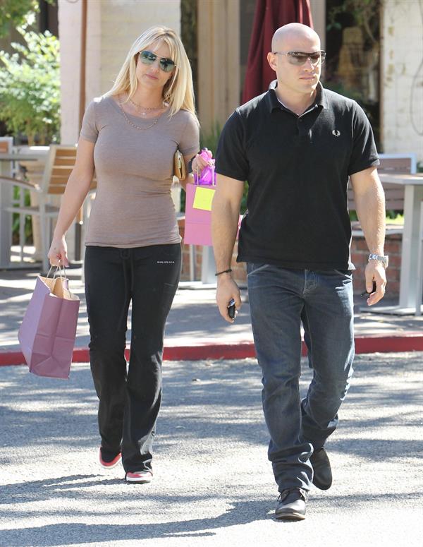 Britney Spears out shopping in Calabasas 10/23/12 