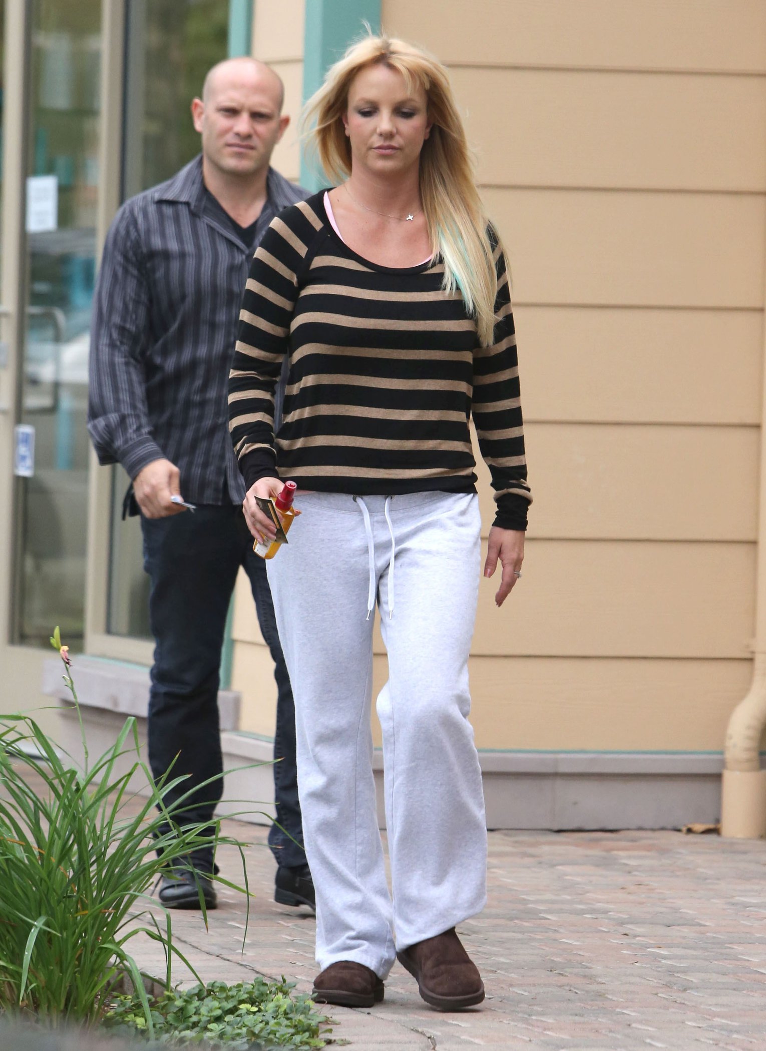 Britney Spears Leaving hair salon with her bodyguard in Beverly Hills (October 20, 2012) 