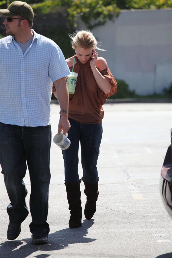 Britney Spears in jeans leaving Starbucks LA (10/04/12) 