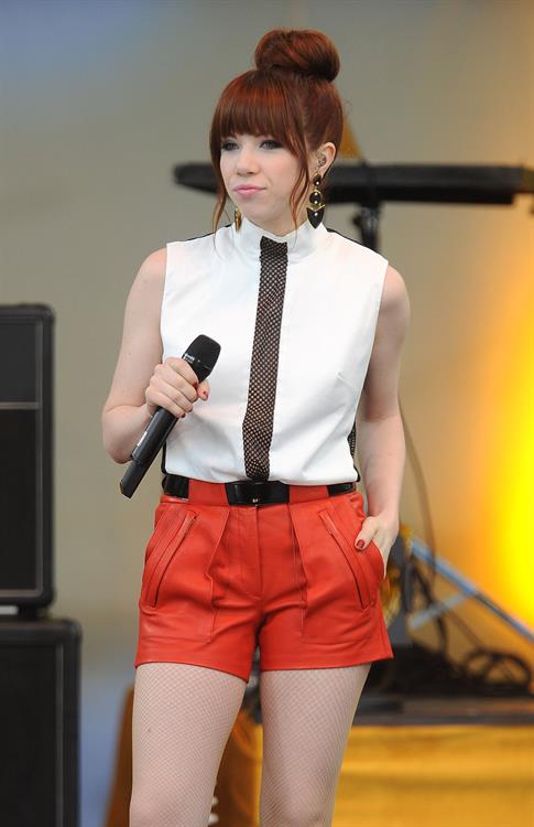Carly Rae Jepsen - Performs Live as Part of Good Morning America's 2013 Summer Concert in New York City (14.06.2013) 