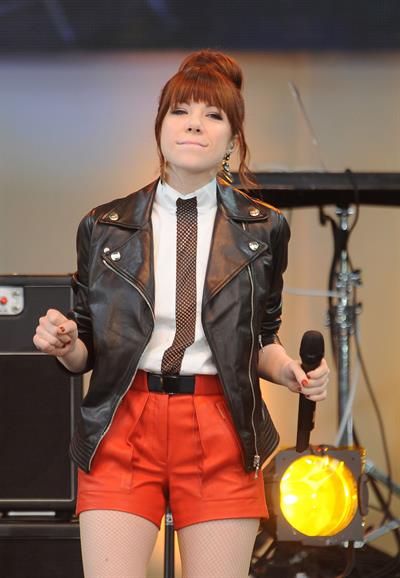 Carly Rae Jepsen - Performs Live as Part of Good Morning America's 2013 Summer Concert in New York City (14.06.2013) 