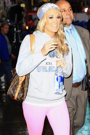 Carrie Underwood “Good Morning America” departure candids in New York, November 1, 2013 
