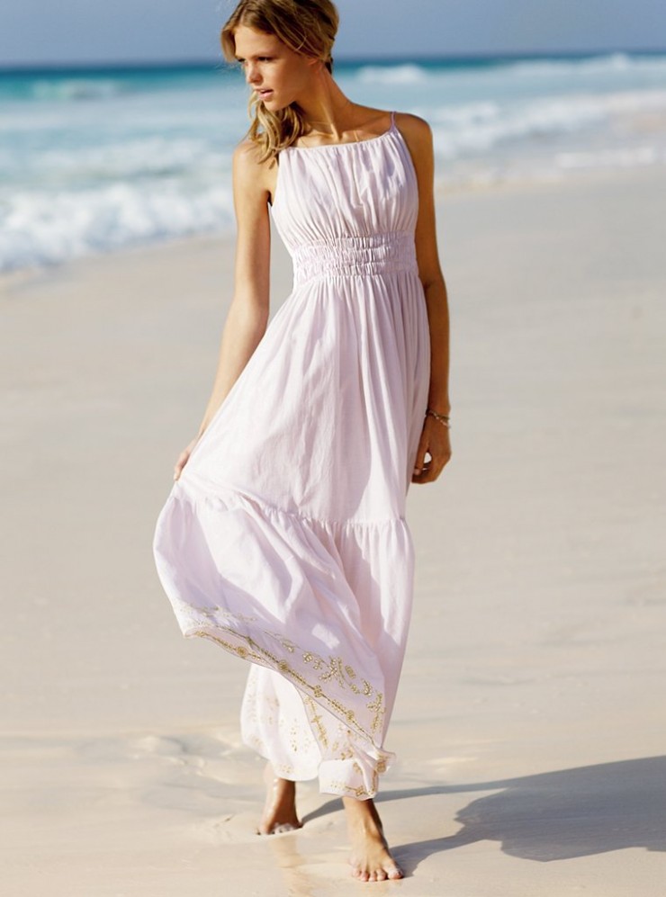 Белое платье на море