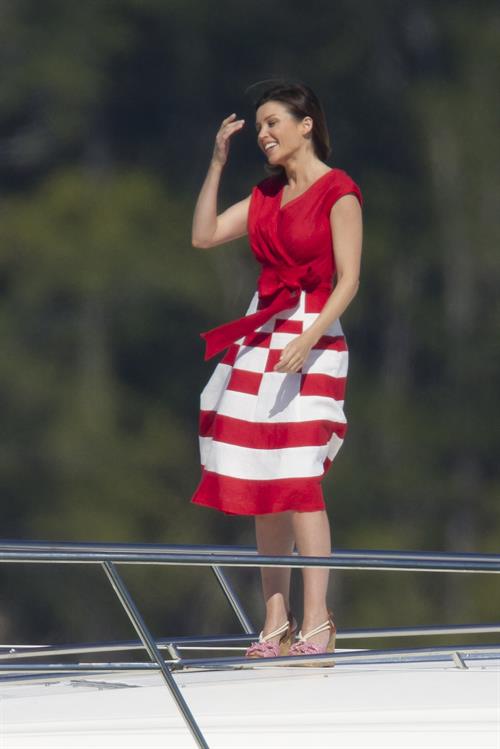 Dannii Minogue swimsuit photoshoot candids in Miami in January, 2011