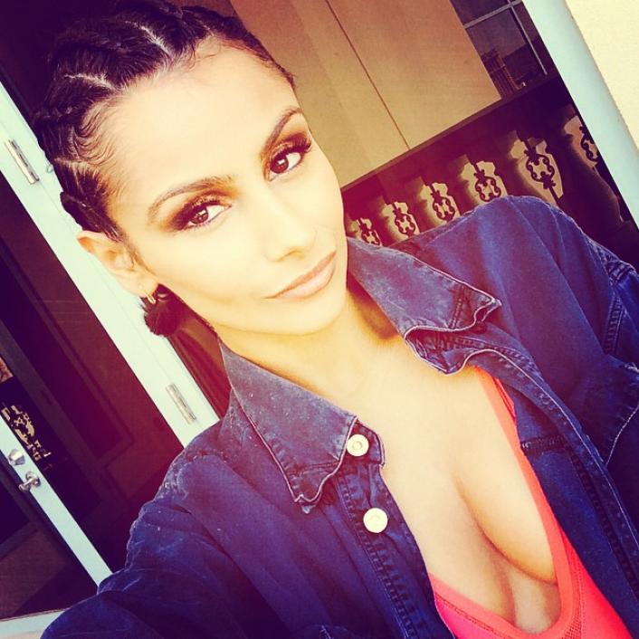 Nazanin Mandi taking a selfie
