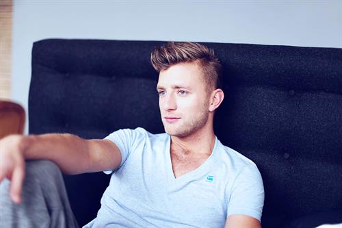 Jan Versteeg Pictures Jan Versteeg is a Dutch tv host and singer.