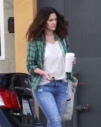 Drew Barrymore - Grabs a cup of somewhat in Santa Monica (21.02.2013) 