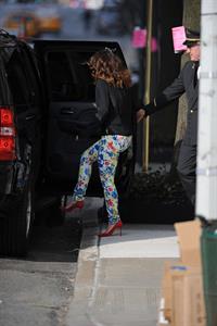 Drew Barrymore in cute leggings in New York City (21.03.2013) 