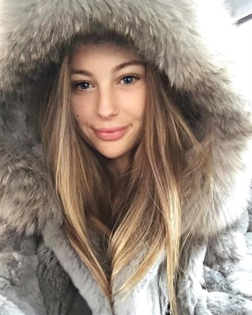 Mathilde Gøhler taking a selfie