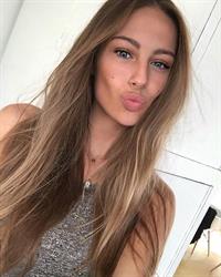 Mathilde Gøhler taking a selfie
