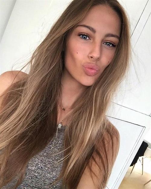 Mathilde Gøhler taking a selfie