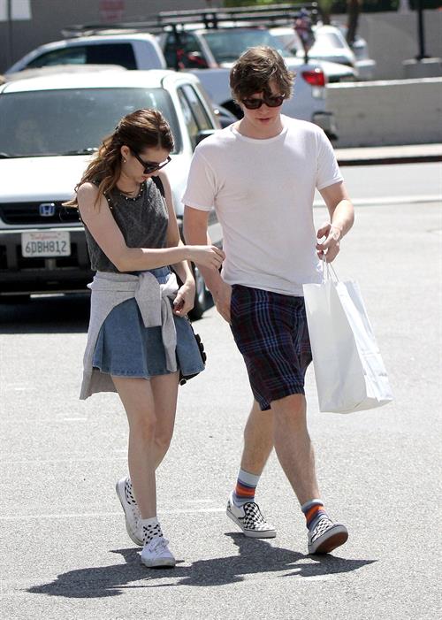 Emma Roberts Pictures Emma Roberts - Spotted shopping at Samy's in Los Angeles (30.03.2013)