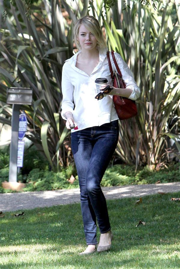 Emma Stone in Jeans walking in Los Angeles (10/08/12) 