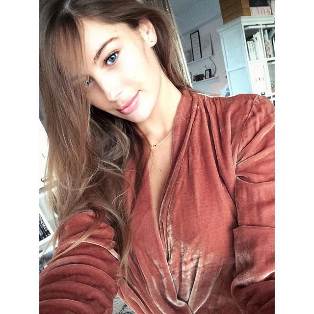Mathilde Gøhler taking a selfie