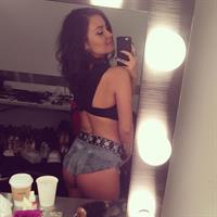 Alexandra Tyler taking a selfie