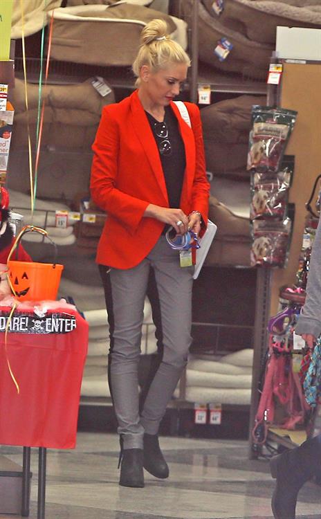 Gwen Stefani Spotted entering a store in Studio City (October 13, 2012) 