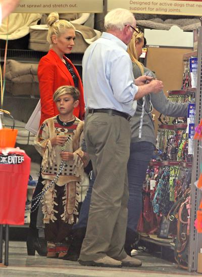 Gwen Stefani Spotted entering a store in Studio City (October 13, 2012) 