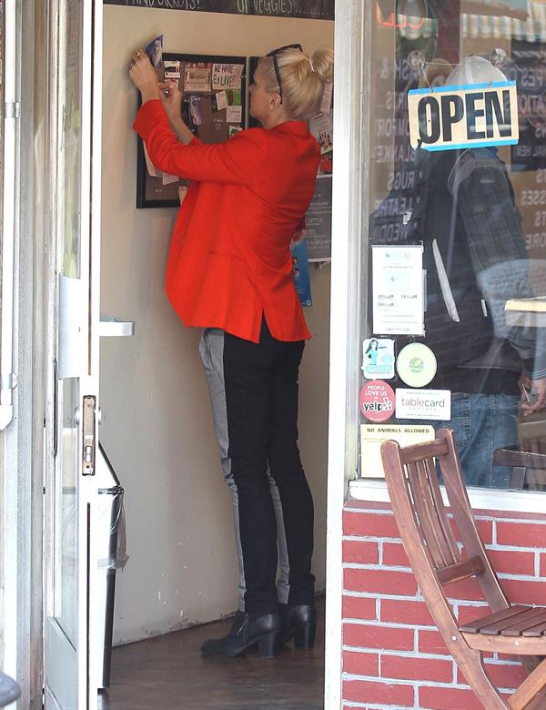 Gwen Stefani Spotted entering a store in Studio City (October 13, 2012) 