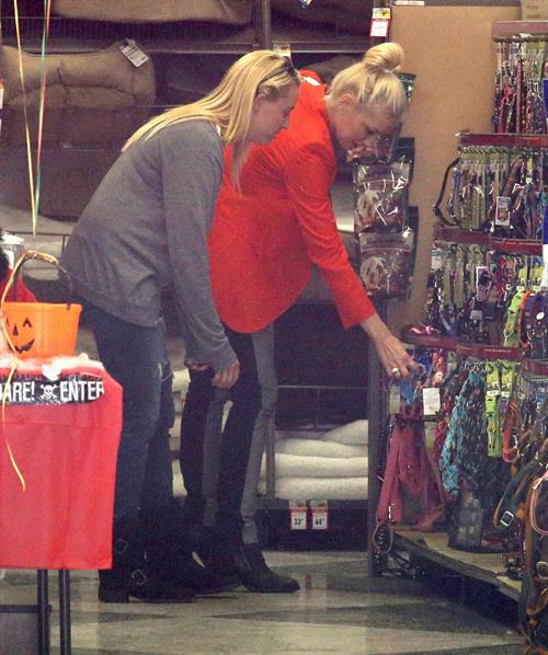 Gwen Stefani Spotted entering a store in Studio City (October 13, 2012) 