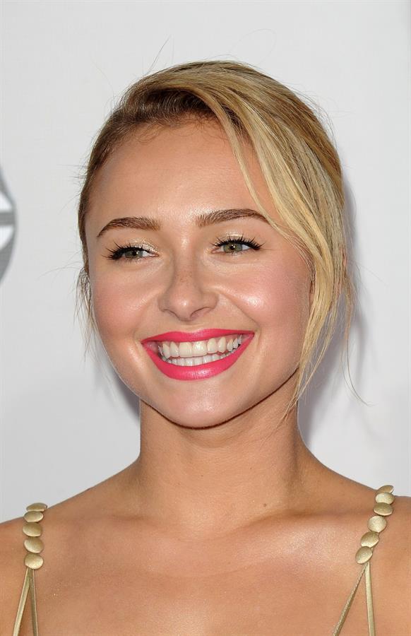 Hayden Panettiere American Music Awards (November 18, 2012) 