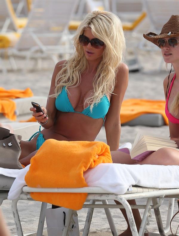 Victoria Silvstedt in a bikini at Miami Beach 29.12.12 