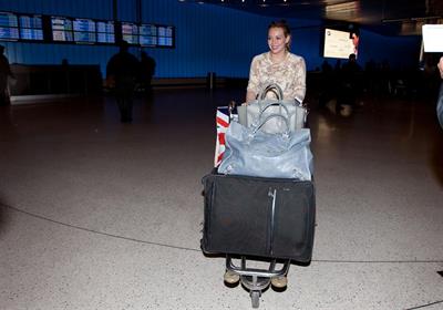 Hilary Duff arrives at Los Angeles International Airport (20.02.2013) 