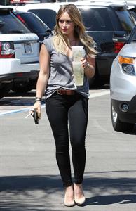 Hilary Duff Stops at Starbucks for an iced drink while out and about in Los Angeles (September 6, 2013) 