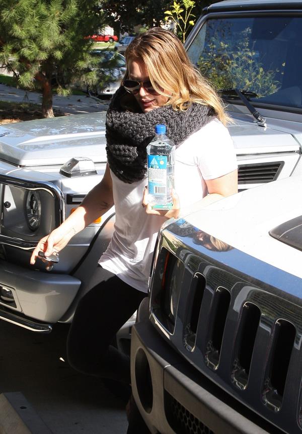 Hilary Duff Heads to pilates class in Studio City (November 20, 2012) 
