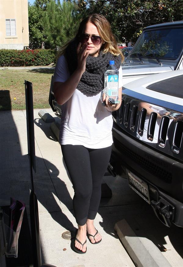 Hilary Duff Heads to pilates class in Studio City (November 20, 2012) 