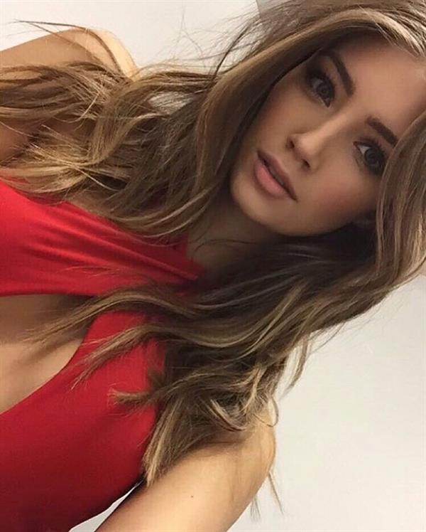 Lorena Rae taking a selfie