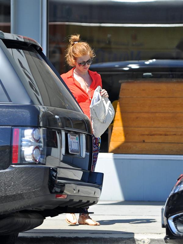 Isla Fisher - Shopping for furniture and picks up lunch in LA - September 14, 2012