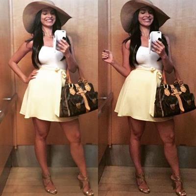 Mayra Veronica taking a selfie