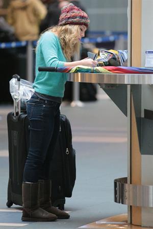 Jennette McCurdy  catching flight back to LA in Vancouver 11/3/12 