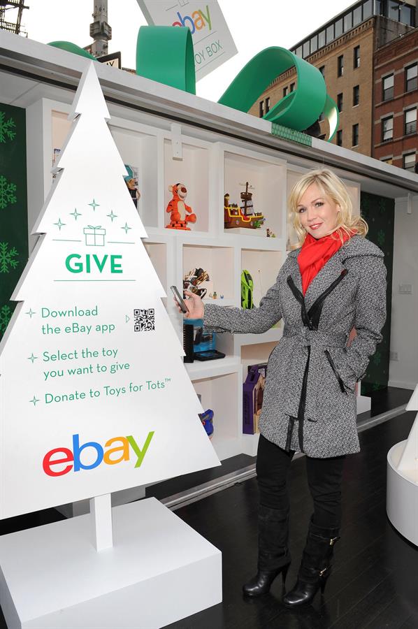 Jennie Garth eBay & Actress Jennie Garth Open 'The eBay Toy Bo' Pop-Up Store in NYC (Dec 6, 2012) 