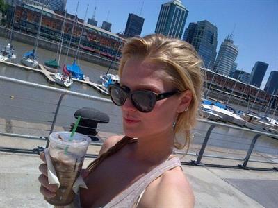 Toni Garrn taking a selfie