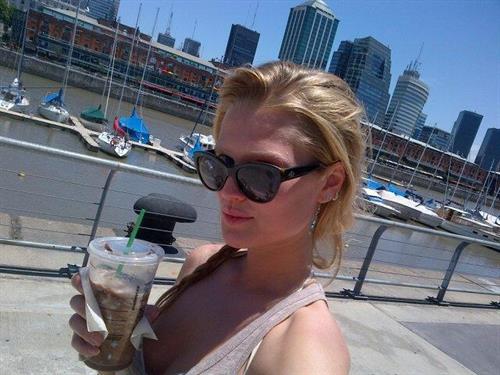 Toni Garrn taking a selfie